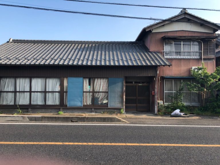 瓦のめくれが気になり、今後の防災対策に備えたいIさん。お店の看板をご覧になりご来店されました。見積もり内容を気に入って頂き、無事屋根の防災に備える事が出来ました。