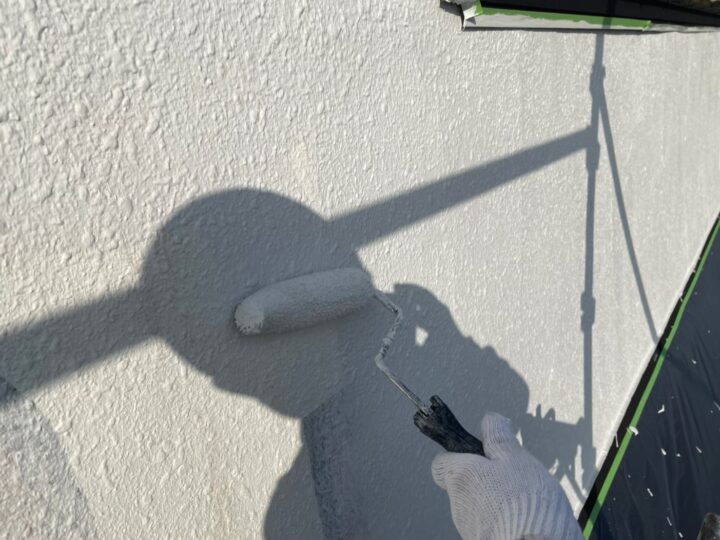 小屋根上外壁　上塗り