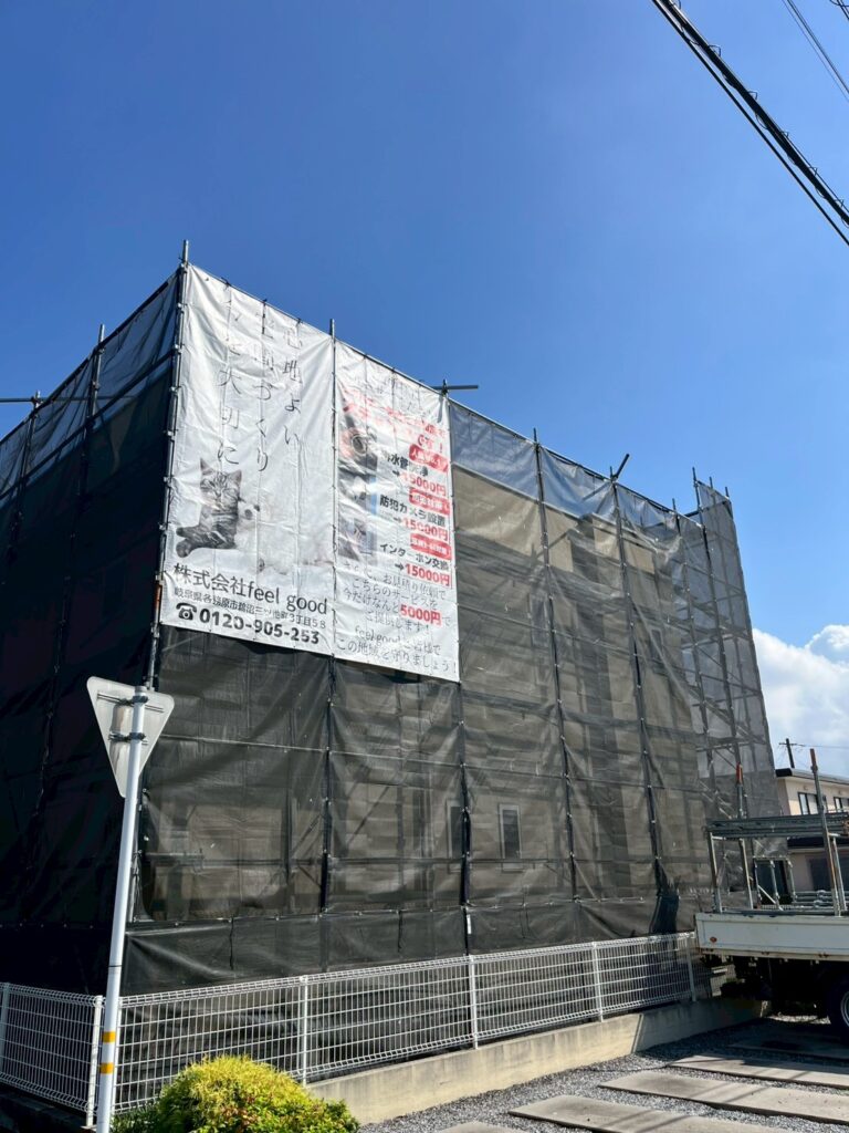 大垣市I様邸　注文住宅のメーカーで建てられた2階建て住宅の外壁にクラックがあり、ご心配になってお問い合わせをいただきました。屋根及び外壁塗装工事着工致しました✨