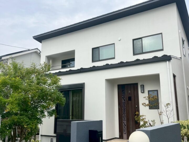 岐阜市N様邸　１０年点検時に外壁のクラックが気になりご相談いただきました。ガルバリウム鋼板屋根の塗装も同時に行い、住まい全体をしっかりリフレッシュ！外壁塗装工事及び屋根塗装工事✨