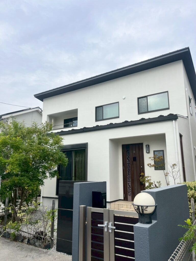 岐阜市N様邸　１０年点検時に外壁のクラックが気になりご相談いただきました。ガルバリウム鋼板屋根の塗装も同時に行い、住まい全体をしっかりリフレッシュ！外壁塗装工事及び屋根塗装工事✨