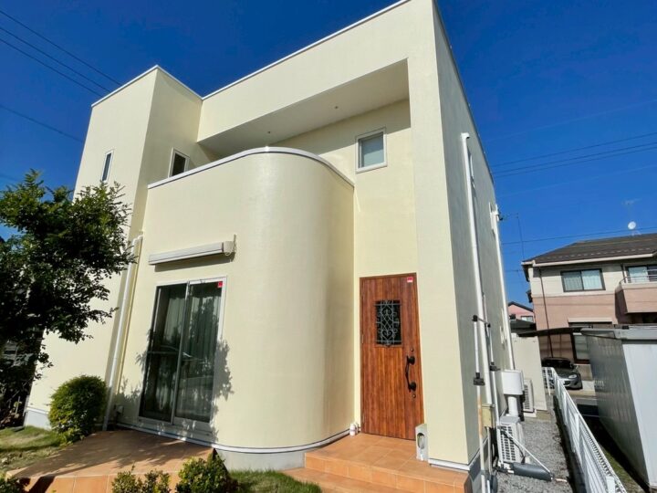 大垣市I様邸　注文住宅のメーカーで建てられた2階建て住宅の外壁にクラックがあり、ご心配になってお問い合わせをいただきました。屋根及び外壁塗装工事✨