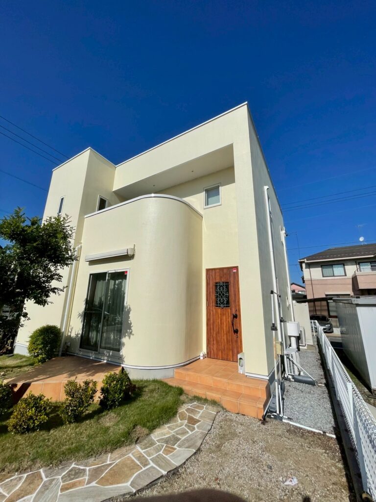 大垣市I様邸　注文住宅のメーカーで建てられた2階建て住宅の外壁にクラックがあり、ご心配になってお問い合わせをいただきました。屋根及び外壁塗装工事✨