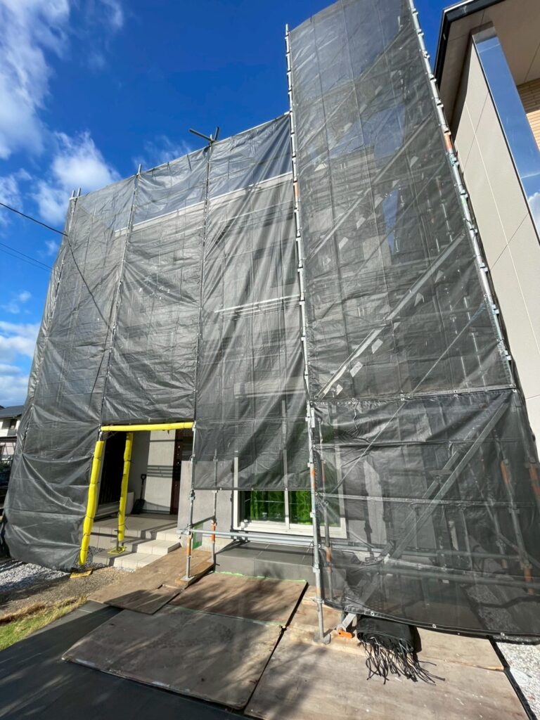 大垣市O様邸　外壁塗装工事及び屋根塗装工事及び塀塗装及び床下防蟻処理着工致しました✨