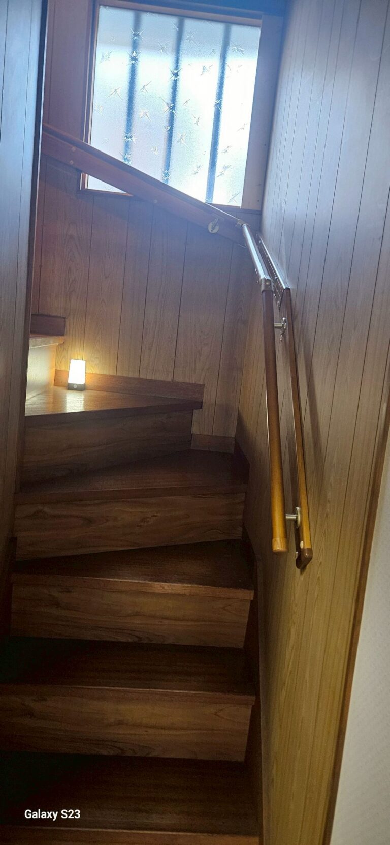 各務原市H様邸　去年の11月に外壁塗装などの工事をさせていただいたN様より、ご実家の工事をご依頼いただきました。雨戸や網戸の入れ替え、手すり取付工事など✨