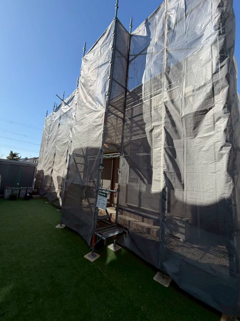 各務原市F様邸　築12年の2階建てのお住まいで、ご近所での弊社の工事を見ていたということでフリーダイヤルからお問い合わせをいただき、現在は延長瑕疵保険の申請にも対応中です。外壁塗装工事着工しました✨