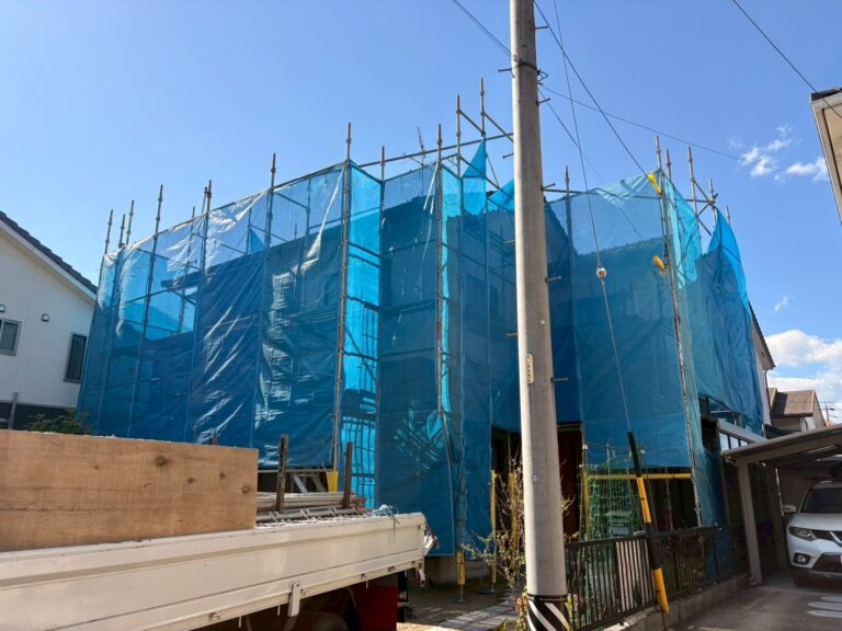 各務原市S様邸　築18年の2階建て。ご近所様が外壁塗装をされたと聞き、目地のひび割れが気になるとのことでお問い合わせをいただきました。外壁塗装工事着工いたしました✨