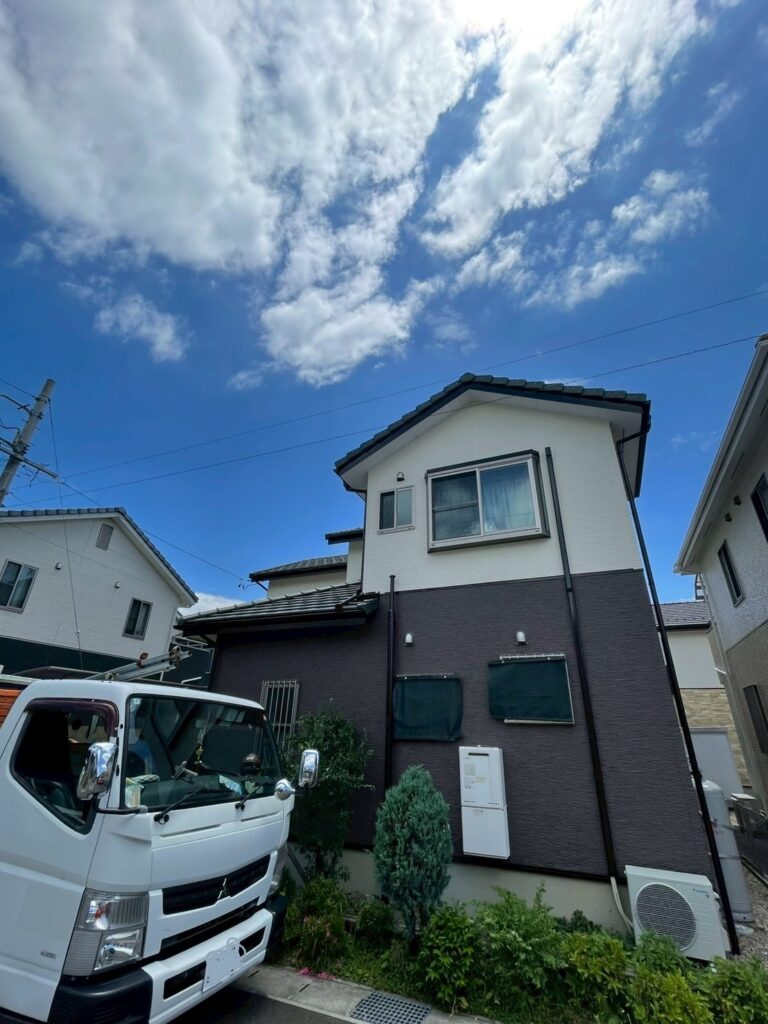 各務原市F様邸　築12年の2階建てのお住まいで、ご近所での弊社の工事を見ていたということでフリーダイヤルからお問い合わせをいただき、現在は延長瑕疵保険の申請にも対応中です。外壁塗装工事及びベランダ防水工事✨