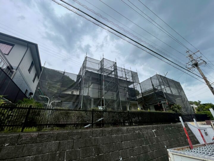 各務原市H様邸　ショールームへご来店いただいた築50年・セメント瓦（パラマウント瓦）のお住まい。屋根と外壁のメンテナンスのご相談から、外壁塗装及び屋根塗装並びに棟瓦下漆喰貫板交換工事着工致しました✨