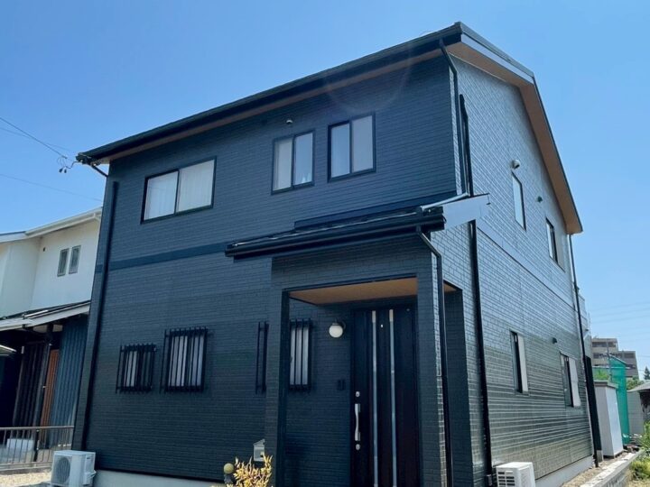 各務原市R様邸　屋根工事及び外壁塗装工事及びベランダ防水工事及び排水管洗浄や網戸交換など✨