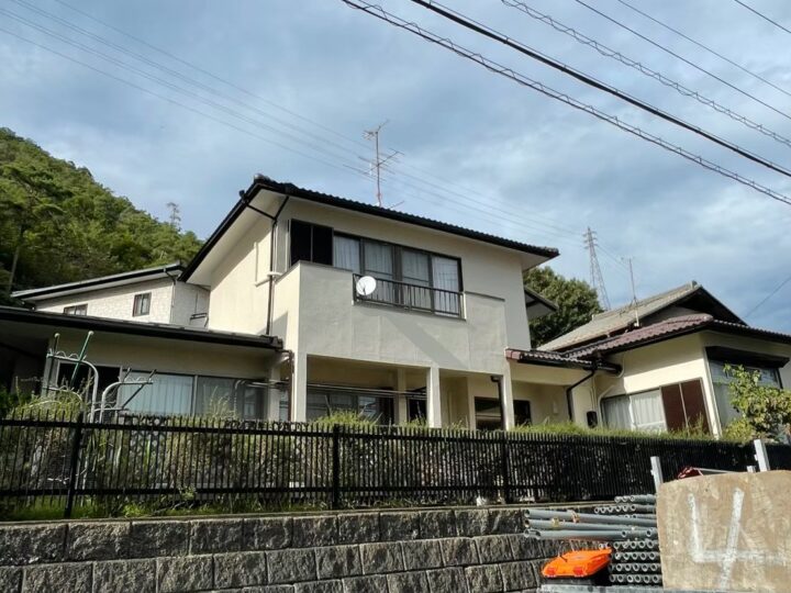各務原市H様邸　ショールームへご来店いただいた築50年・セメント瓦（パラマウント瓦）のお住まい。屋根と外壁のメンテナンスのご相談から、外壁塗装及び屋根塗装並びに棟瓦下漆喰貫板交換工事✨