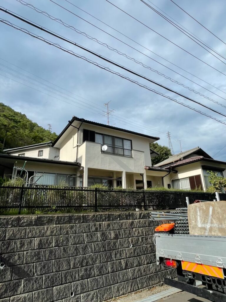 各務原市H様邸　ショールームへご来店いただいた築50年・セメント瓦（パラマウント瓦）のお住まい。屋根と外壁のメンテナンスのご相談から、外壁塗装及び屋根塗装並びに棟瓦下漆喰貫板交換工事✨